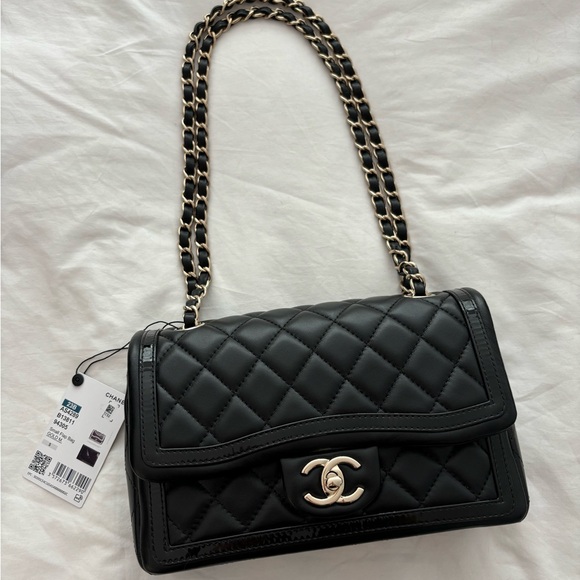 CHANEL 🖤 23B Black Lambskin & Patent Leather Small Flap Bag Light Gold Hardware - Picture 3 of 15